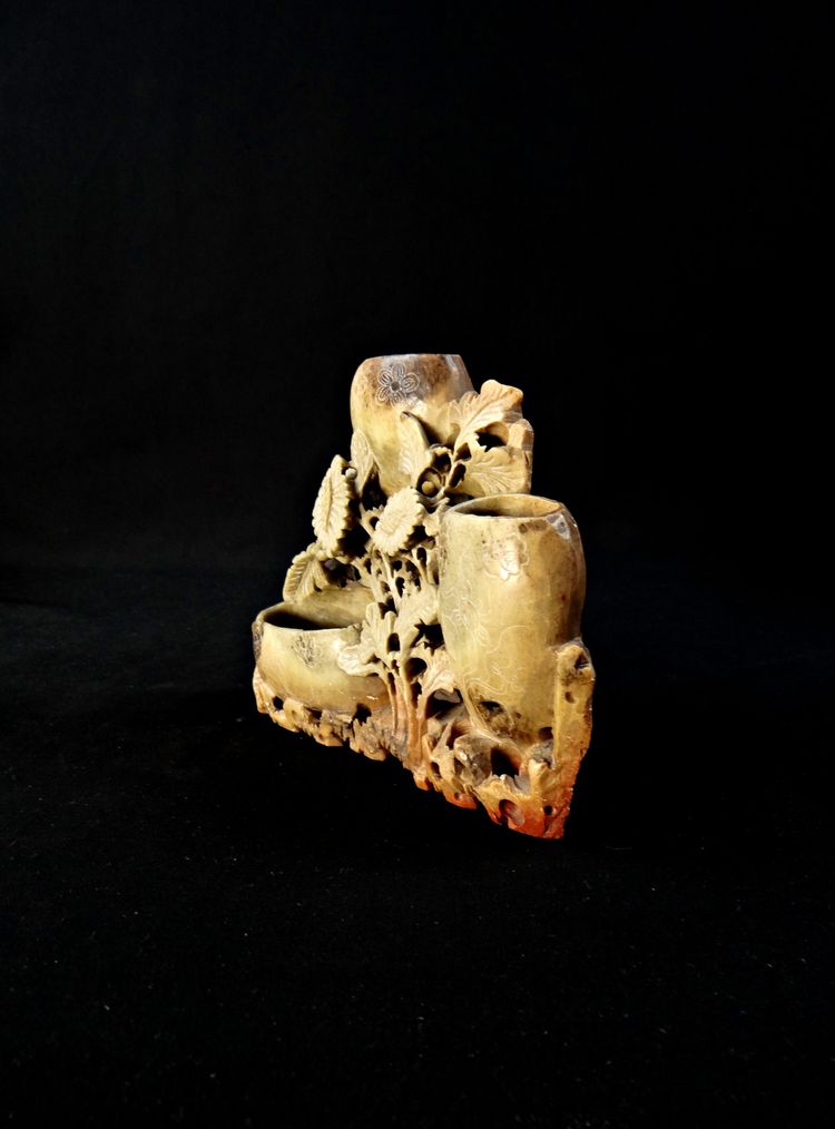 Chinesische Tintenfassvase aus Speckstein oder Steatit mit Blumendekor, spätes 19. Jahrhundert