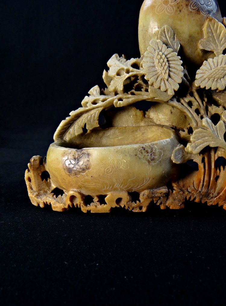 Chinesische Tintenfassvase aus Speckstein oder Steatit mit Blumendekor, spätes 19. Jahrhundert