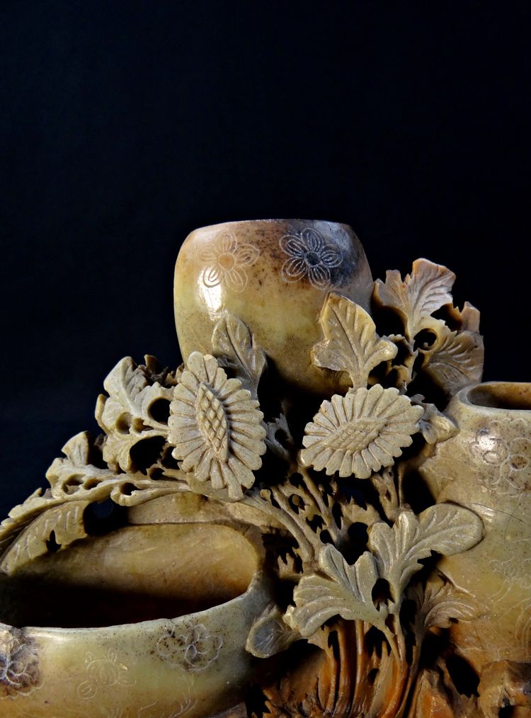 Chinesische Tintenfassvase aus Speckstein oder Steatit mit Blumendekor, spätes 19. Jahrhundert