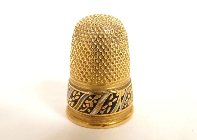 18K solid gold enameled thimble with wooden needle case and tassel 4.45g, 19th century
