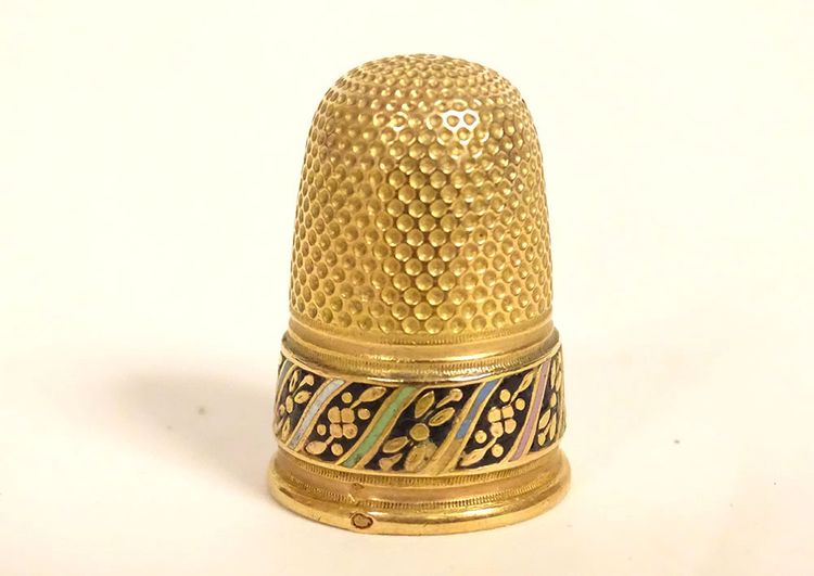 18K solid gold enameled thimble with wooden needle case and tassel 4.45g, 19th century