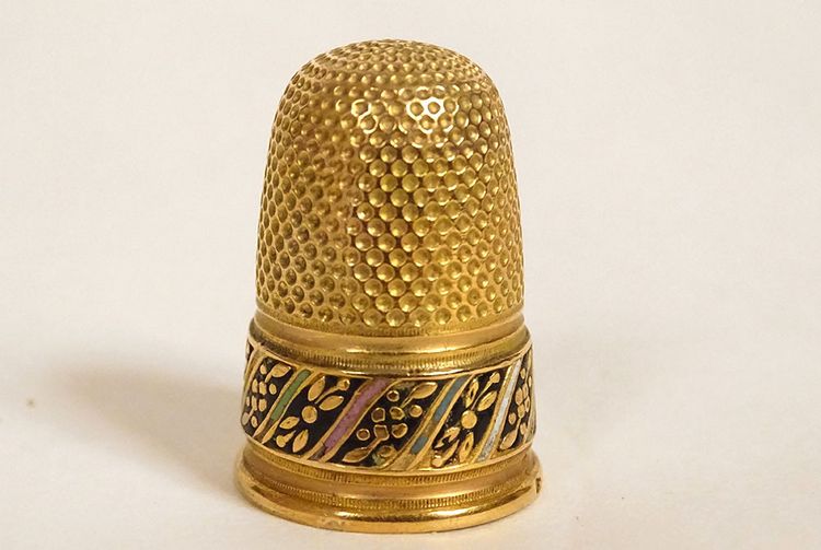 18K solid gold enameled thimble with wooden needle case and tassel 4.45g, 19th century