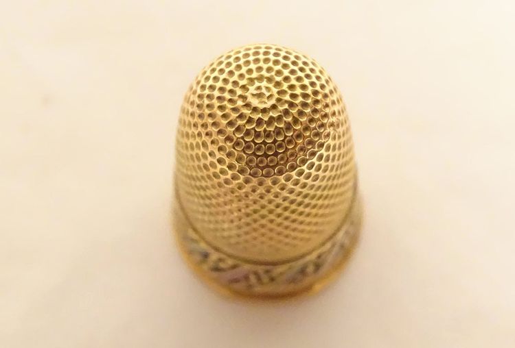 18K solid gold enameled thimble with wooden needle case and tassel 4.45g, 19th century