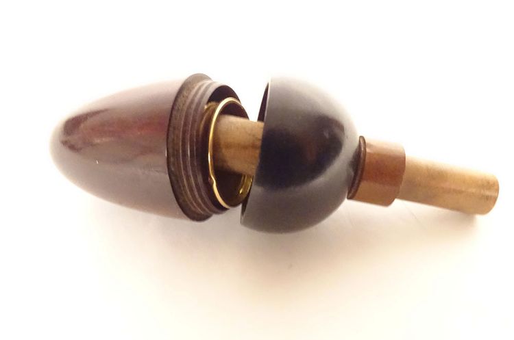 18K solid gold enameled thimble with wooden needle case and tassel 4.45g, 19th century