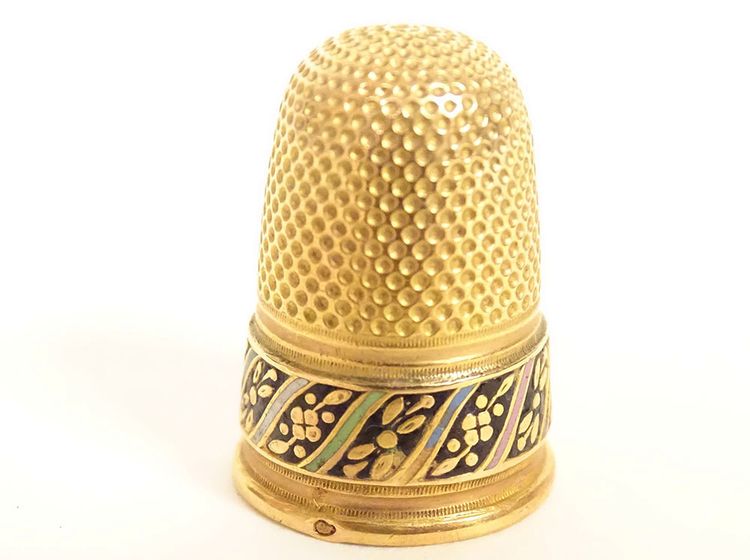 18K solid gold enameled thimble with wooden needle case and tassel 4.45g, 19th century