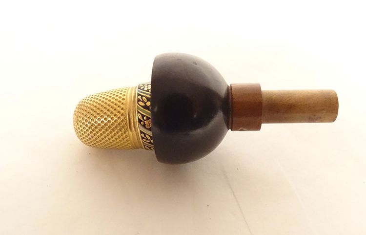 18K solid gold enameled thimble with wooden needle case and tassel 4.45g, 19th century