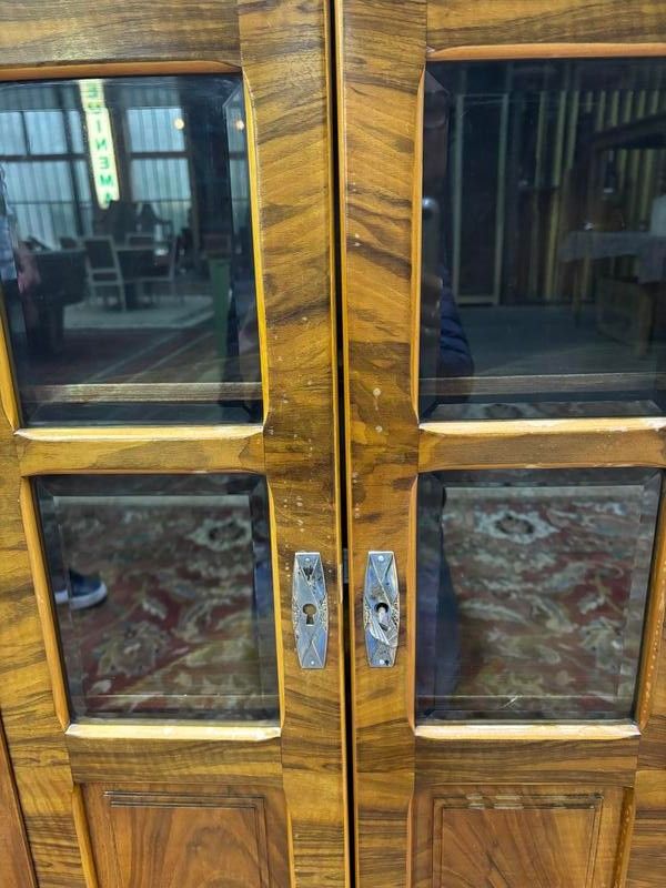 Piccolo showcase art deco in noce e placcatura