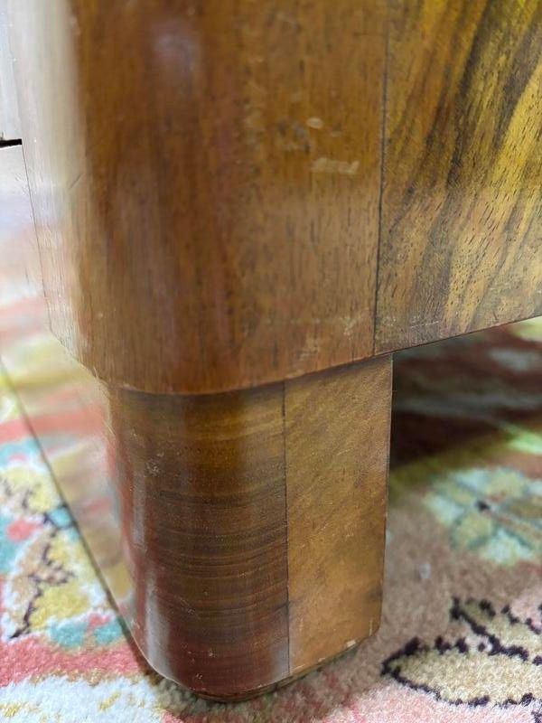 Piccolo showcase art deco in noce e placcatura