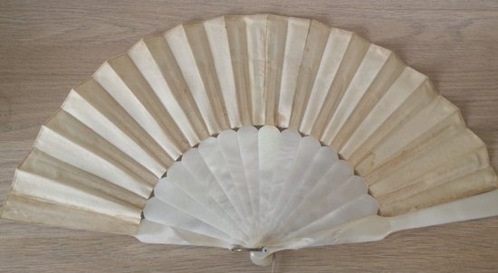 Fan - Mother-of-pearl and painted silk - Circa 1900
