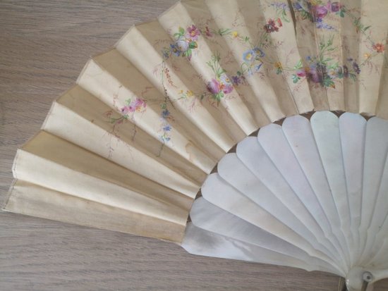 Fan - Mother-of-pearl and painted silk - Circa 1900