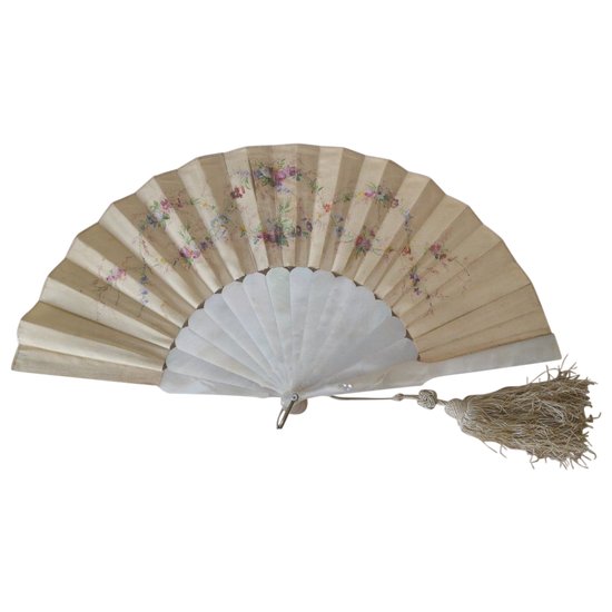 Fan - Mother-of-pearl and painted silk - Circa 1900