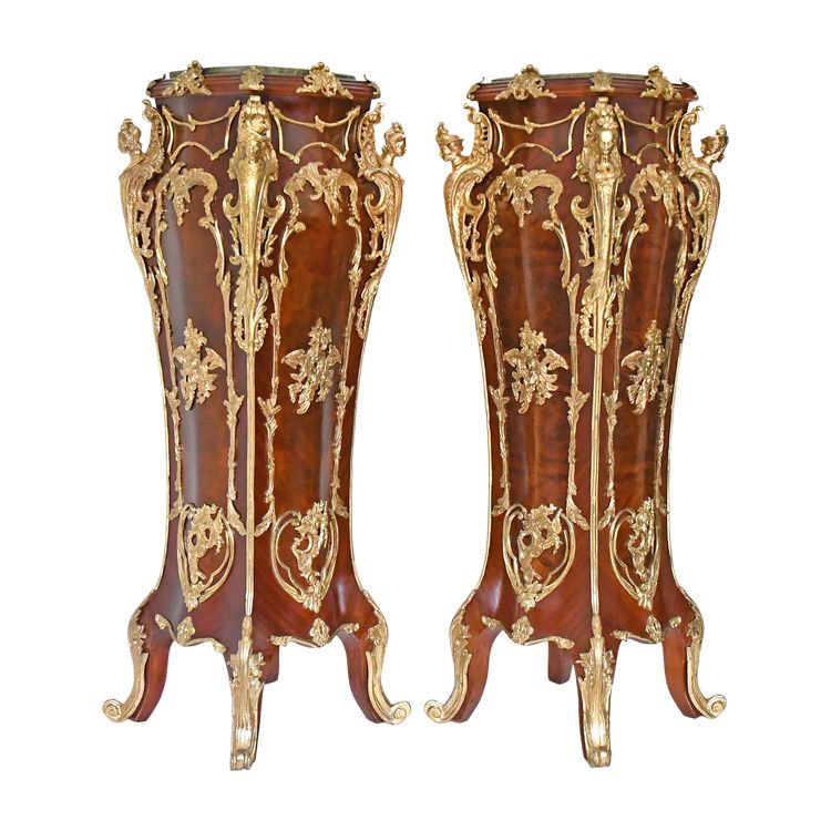 Paire d'importants piédestal de style Louis XV 