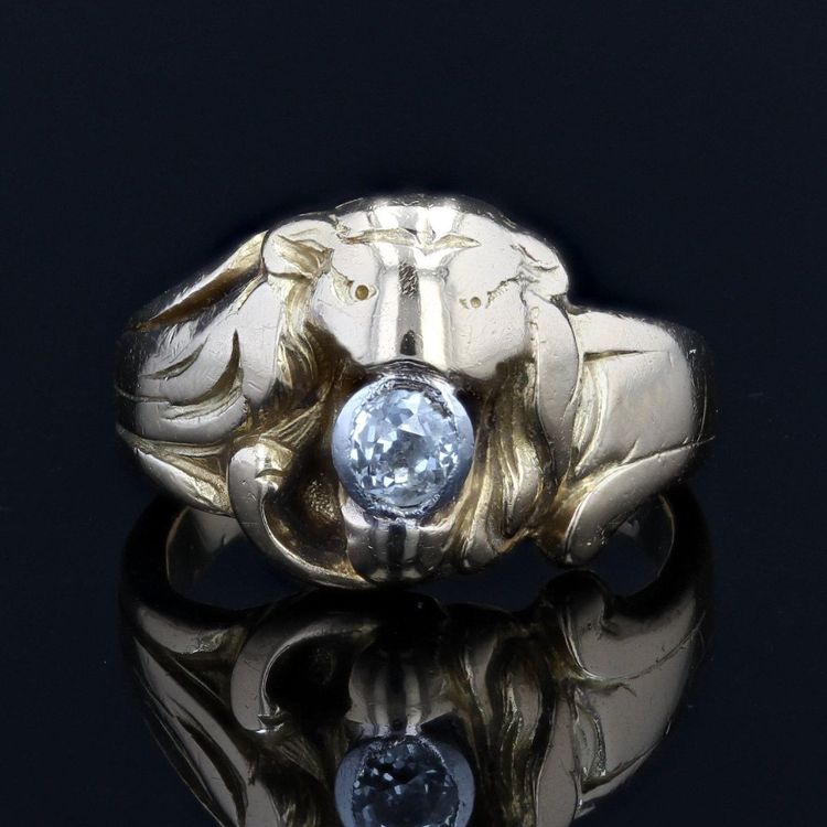 Anello antico in oro con leone e diamante