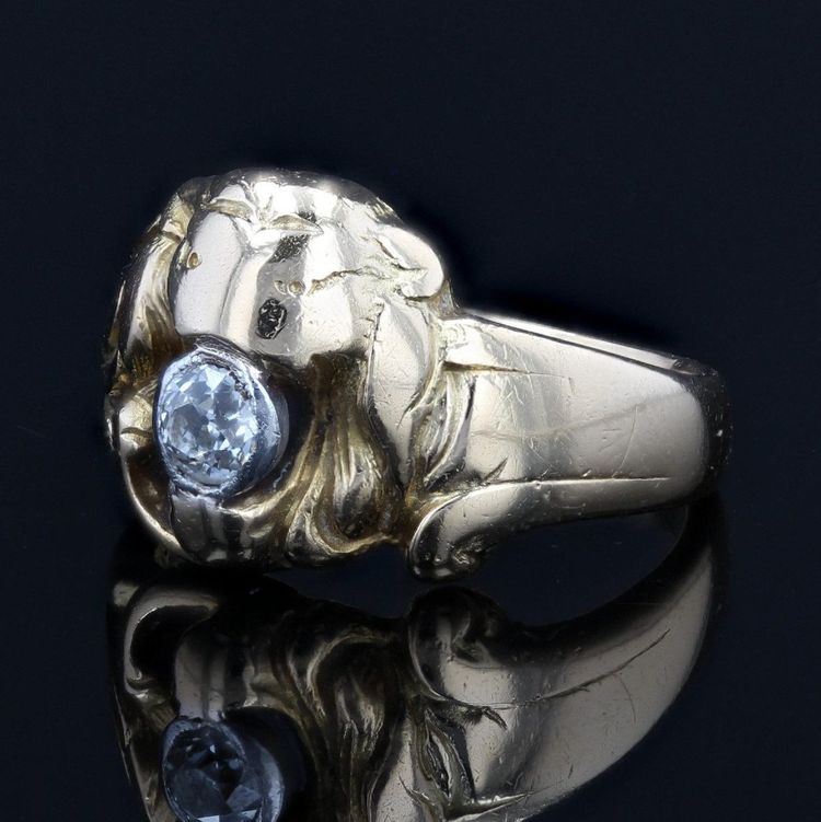 Anello antico in oro con leone e diamante