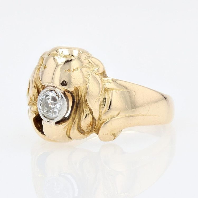 Anello antico in oro con leone e diamante