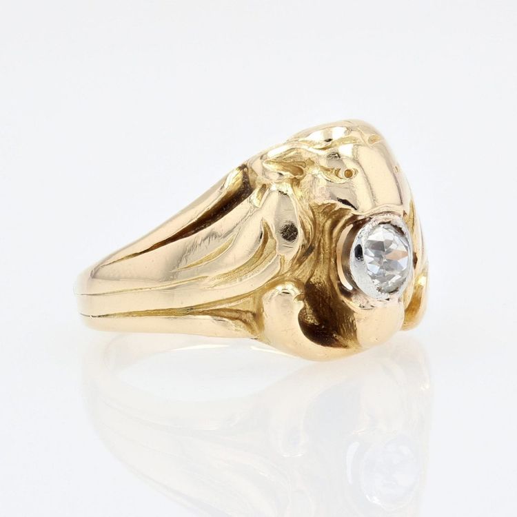 Anello antico in oro con leone e diamante