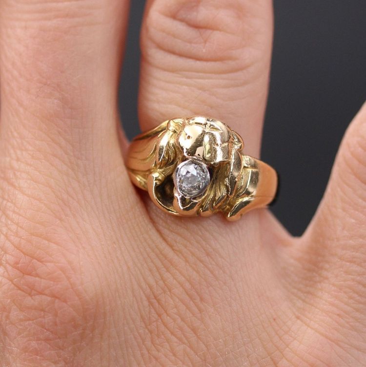 Anello antico in oro con leone e diamante
