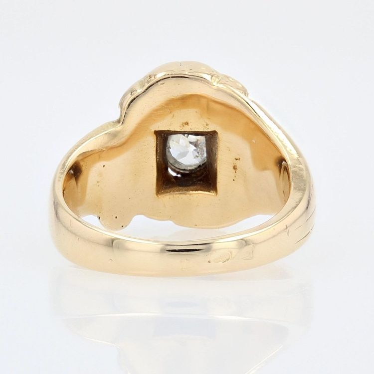 Anello antico in oro con leone e diamante