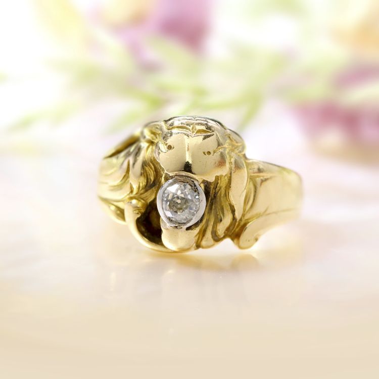 Anello antico in oro con leone e diamante