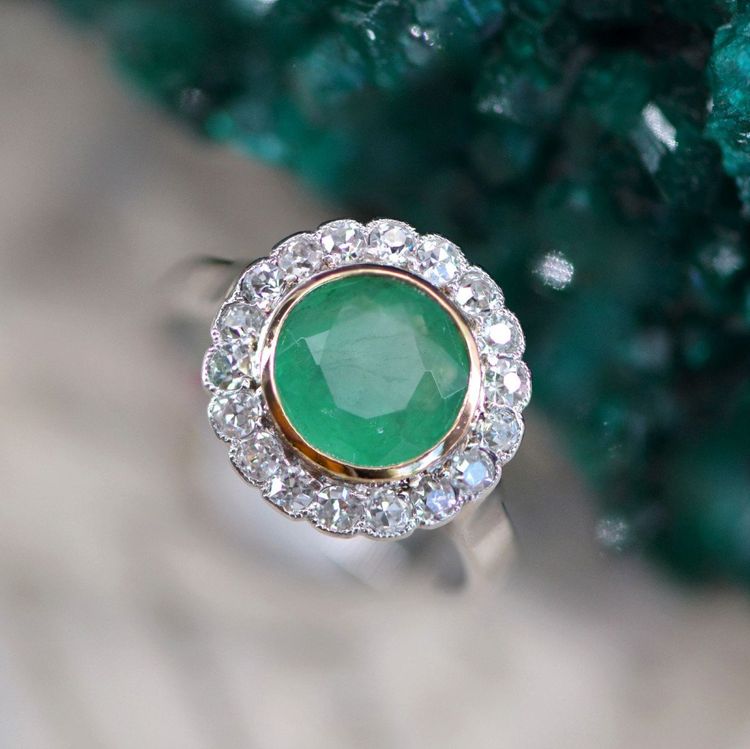 Anello antico con smeraldo e diamante rotondo