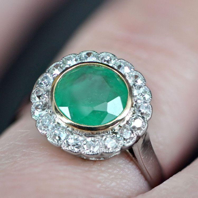 Anello antico con smeraldo e diamante rotondo