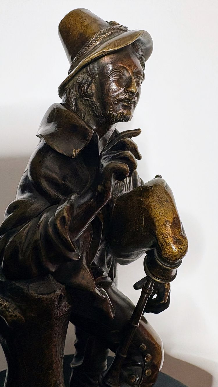 Small Flemish bronze, bagpipe player, circa 1830.