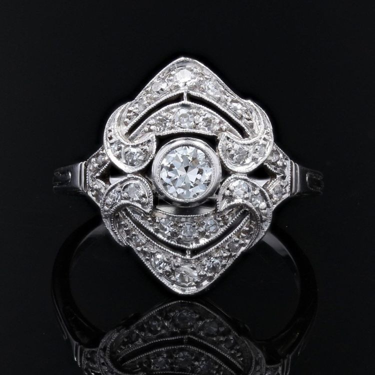 Weißgold-Diamantring im Art-Deco-Stil