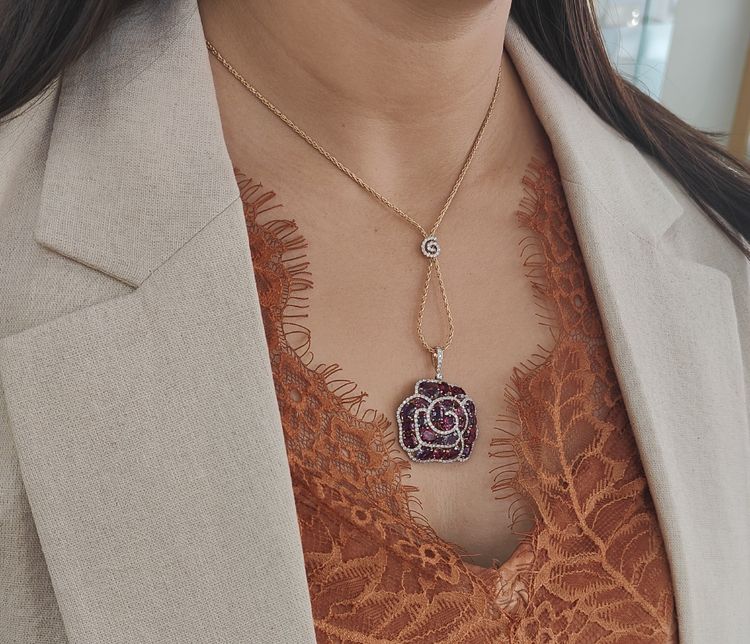 Halskette mit Blumenanhänger aus Roségold mit Edelsteinen und Diamanten