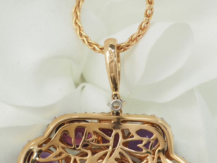 Halskette mit Blumenanhänger aus Roségold mit Edelsteinen und Diamanten