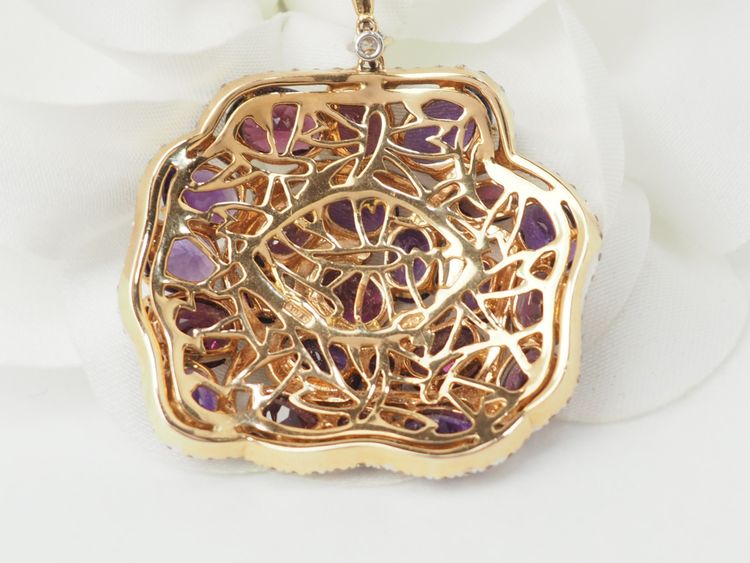 Halskette mit Blumenanhänger aus Roségold mit Edelsteinen und Diamanten