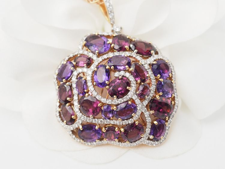 Halskette mit Blumenanhänger aus Roségold mit Edelsteinen und Diamanten