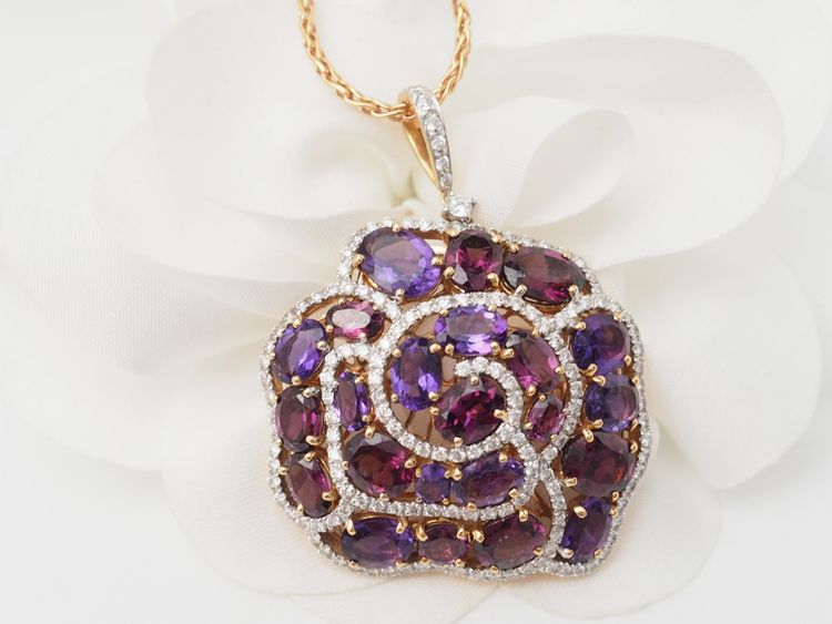 Halskette mit Blumenanhänger aus Roségold mit Edelsteinen und Diamanten