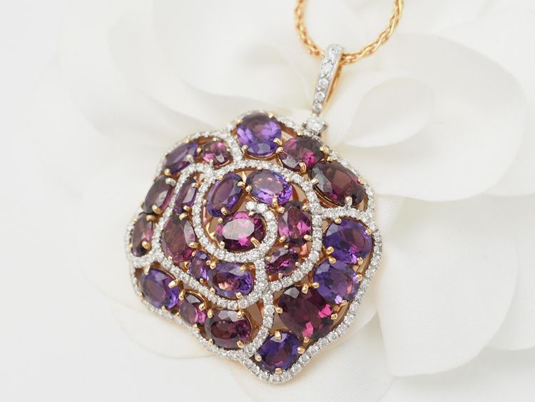 Halskette mit Blumenanhänger aus Roségold mit Edelsteinen und Diamanten