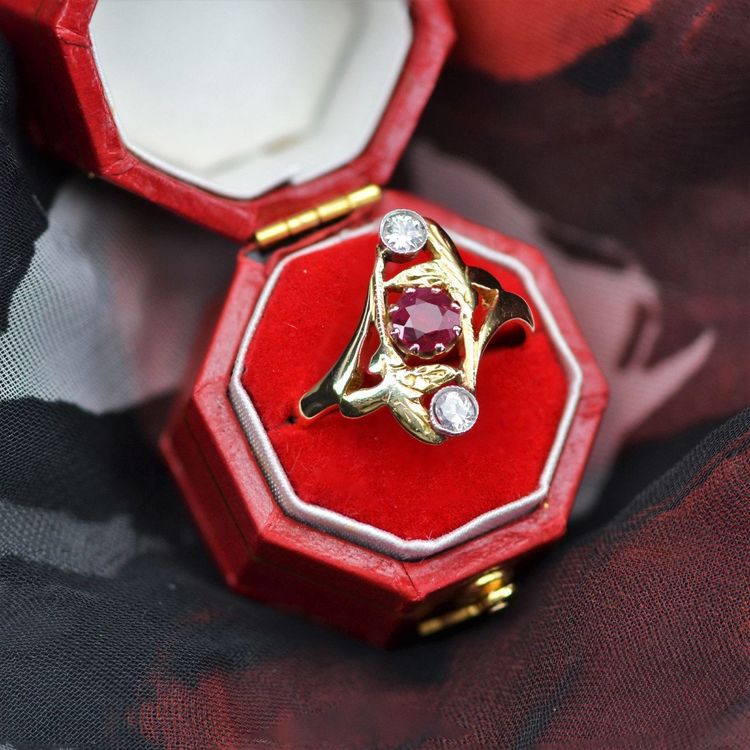 Antiker Jugendstil-Ring mit Rubin und Diamant
