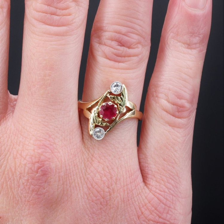 Antiker Jugendstil-Ring mit Rubin und Diamant