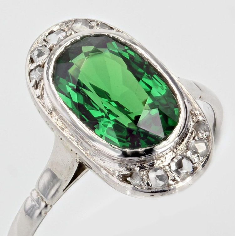Anello antico con granato tsavorite e diamanti in rosa