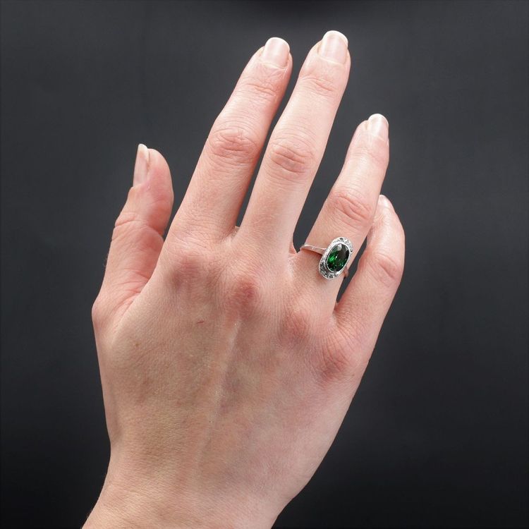 Anello antico con granato tsavorite e diamanti in rosa
