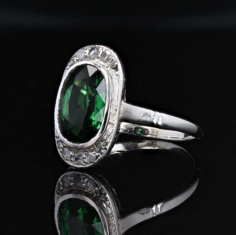 Anello antico con granato tsavorite e diamanti in rosa