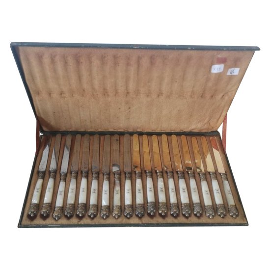 Box - 18 knives - Vermeil and mother-of-pearl - 19th century