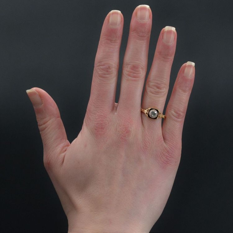 Antiker Diamant-Solitär mit schwarzem Emaille und Gold