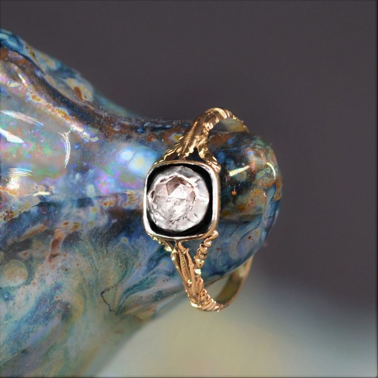 Antiker Diamant-Solitär mit schwarzem Emaille und Gold