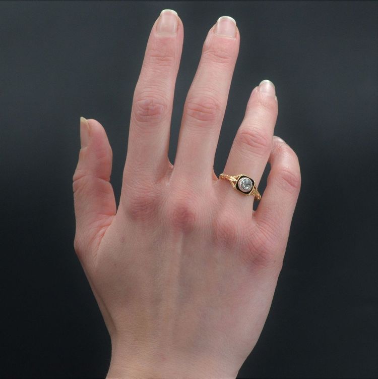 Antiker Diamant-Solitär mit schwarzem Emaille und Gold