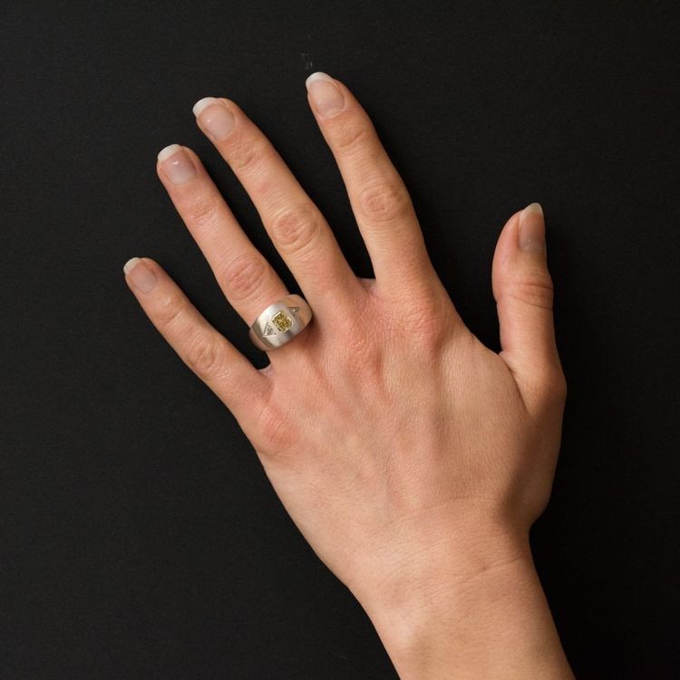 Anello in oro bianco spazzolato e diamanti gialli