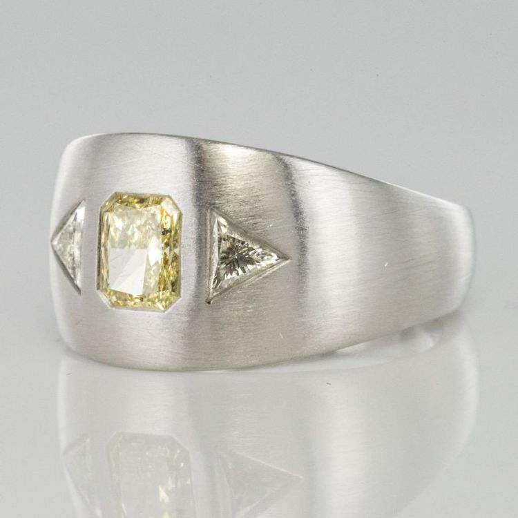 Anello in oro bianco spazzolato e diamanti gialli