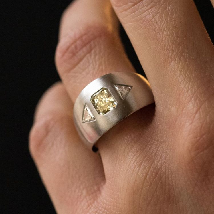 Anello in oro bianco spazzolato e diamanti gialli