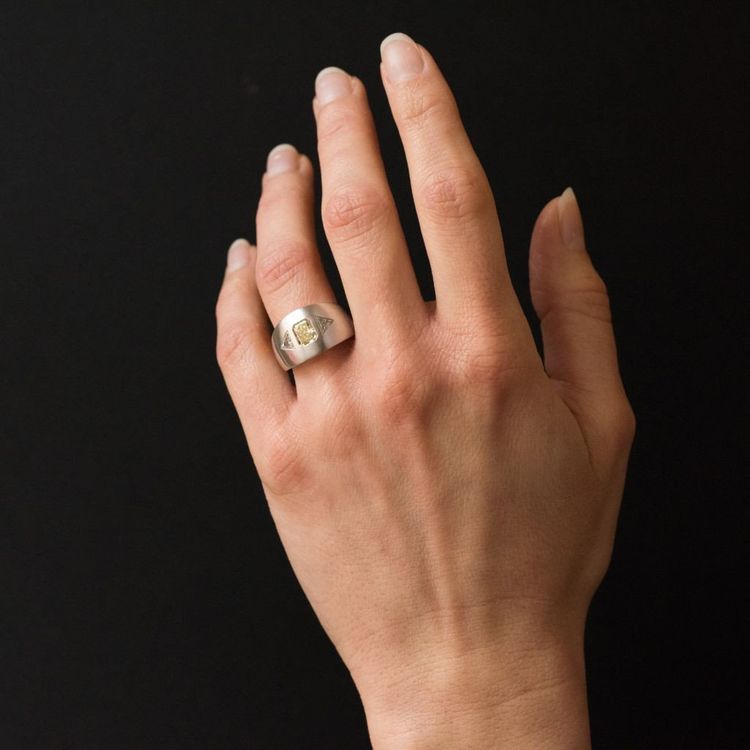 Anello in oro bianco spazzolato e diamanti gialli