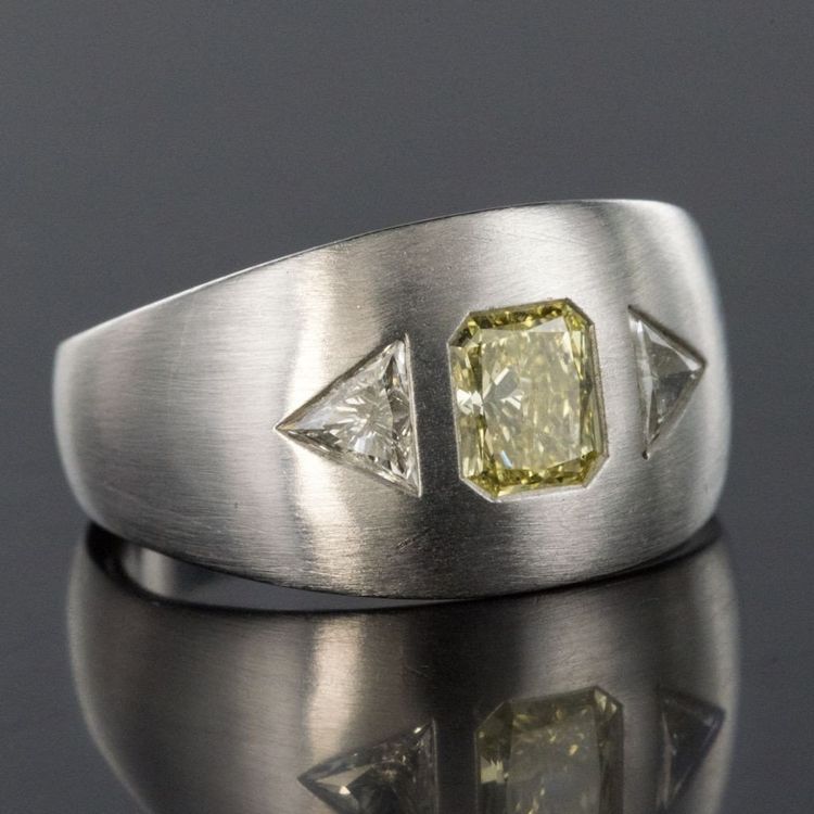 Anello in oro bianco spazzolato e diamanti gialli