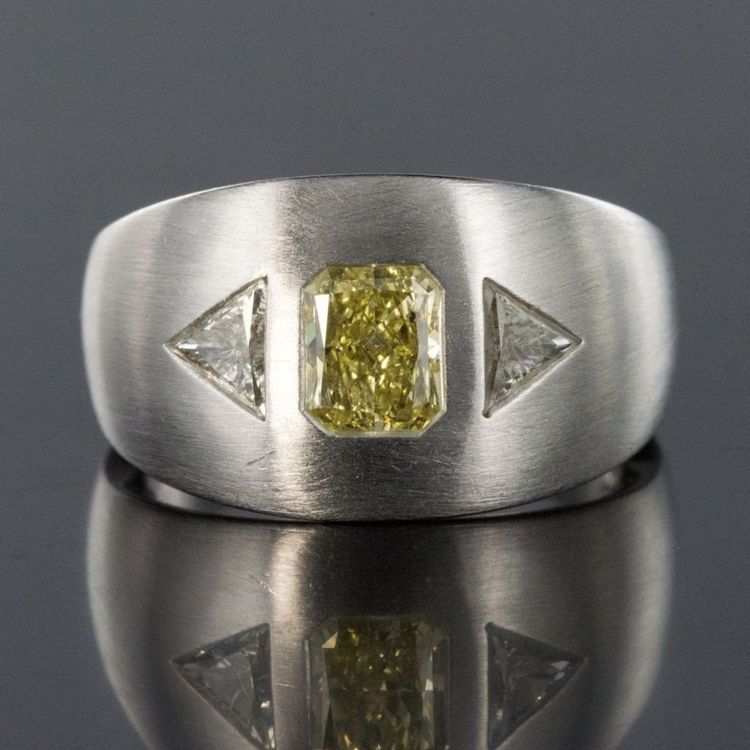 Anello in oro bianco spazzolato e diamanti gialli