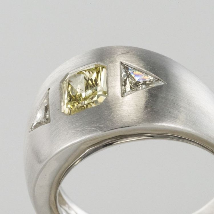 Anello in oro bianco spazzolato e diamanti gialli