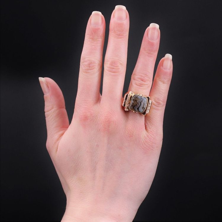 Anello con sigillo in oro antico e agata zonata